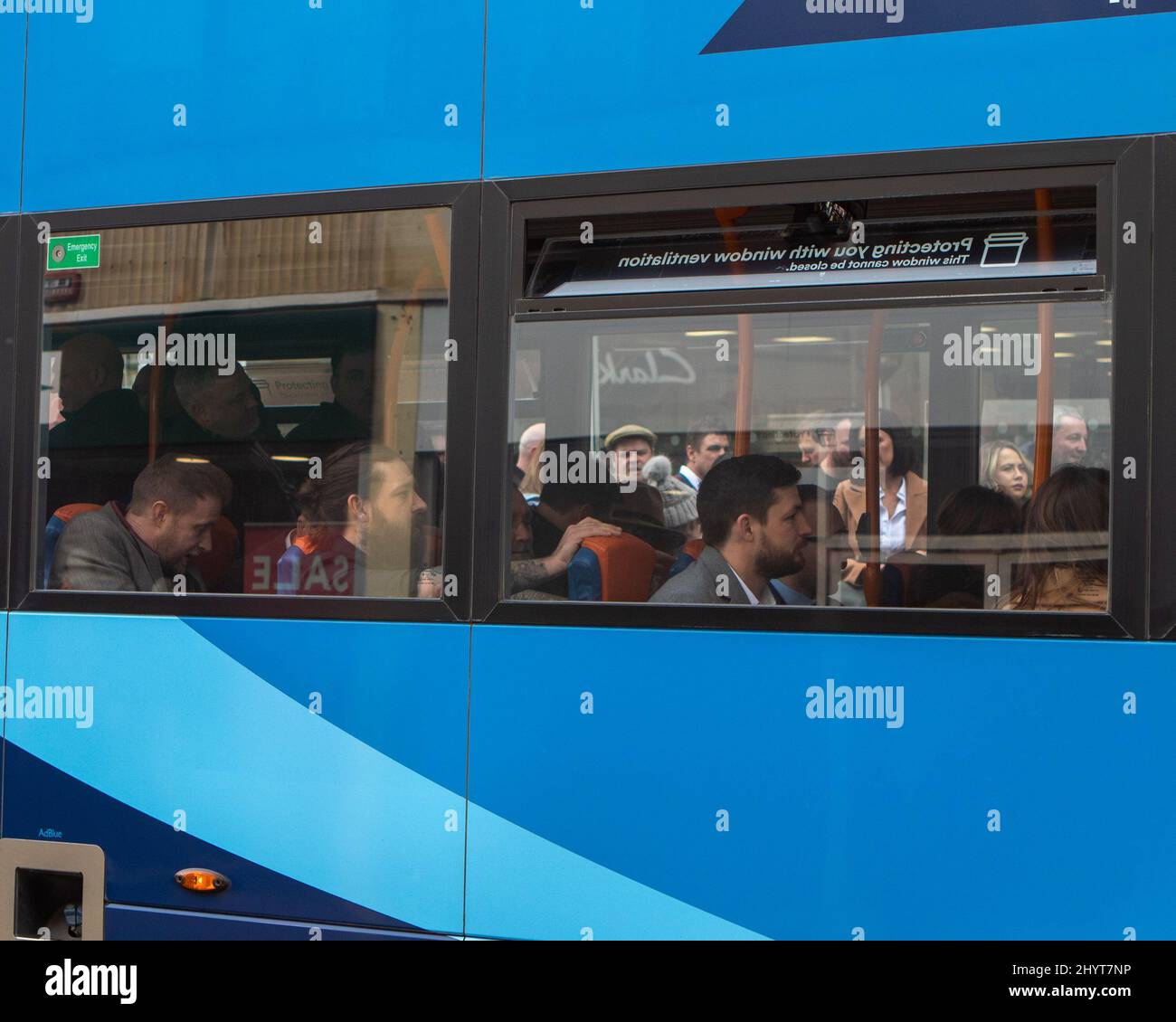 Cheltenham, Royaume-Uni. 15th mars 2022. Les gens attendent dans le bus pour partir pour le festival des courses de Cheltenham. Cheltenham, 15.03.2022, Marcin Riehs/ Pathos Credit: Pathos Images/Alay Live News Banque D'Images