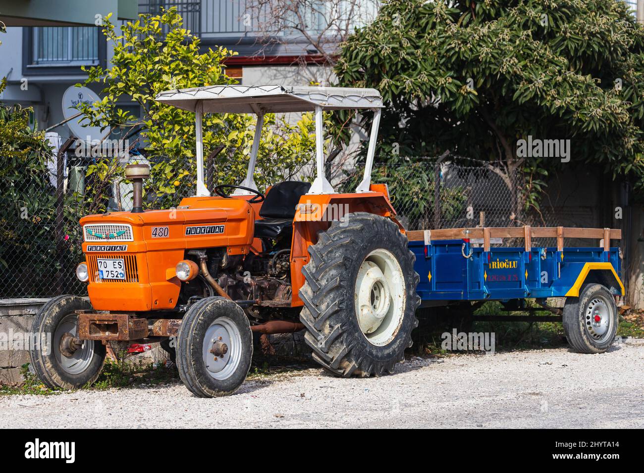 Side; Turquie – février 18 2022 : le vieux tracteur orange de marque Turk Fiat 640 est stationné dans la rue par une chaude journée Banque D'Images