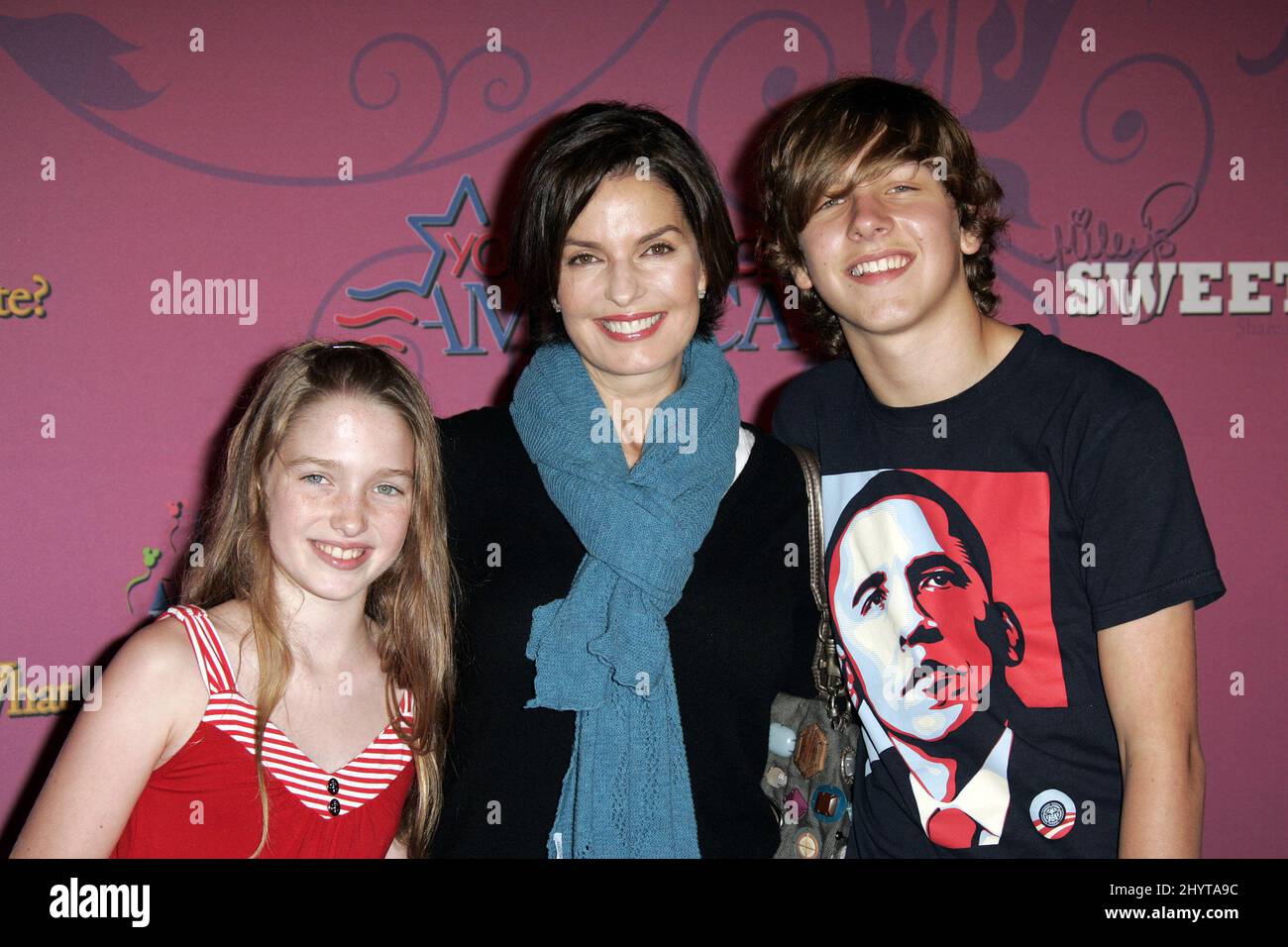 SELA Ward avec sa fille Annabella et son fils Austin assistent à Miley