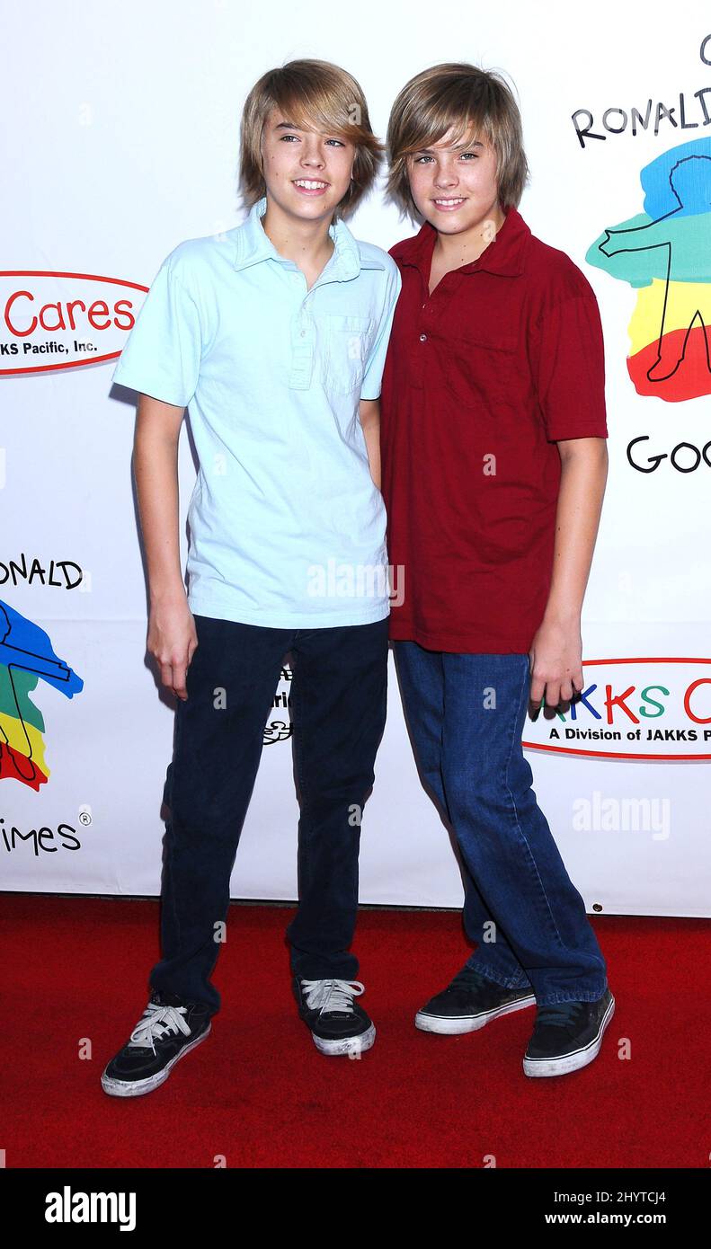Cole Sprouse et Dylan Sprouse participent au Carnaval annuel d'Halloween familial 16th du Camp Ronald McDonald, à Universal Studios, Los Angeles, Californie. Banque D'Images