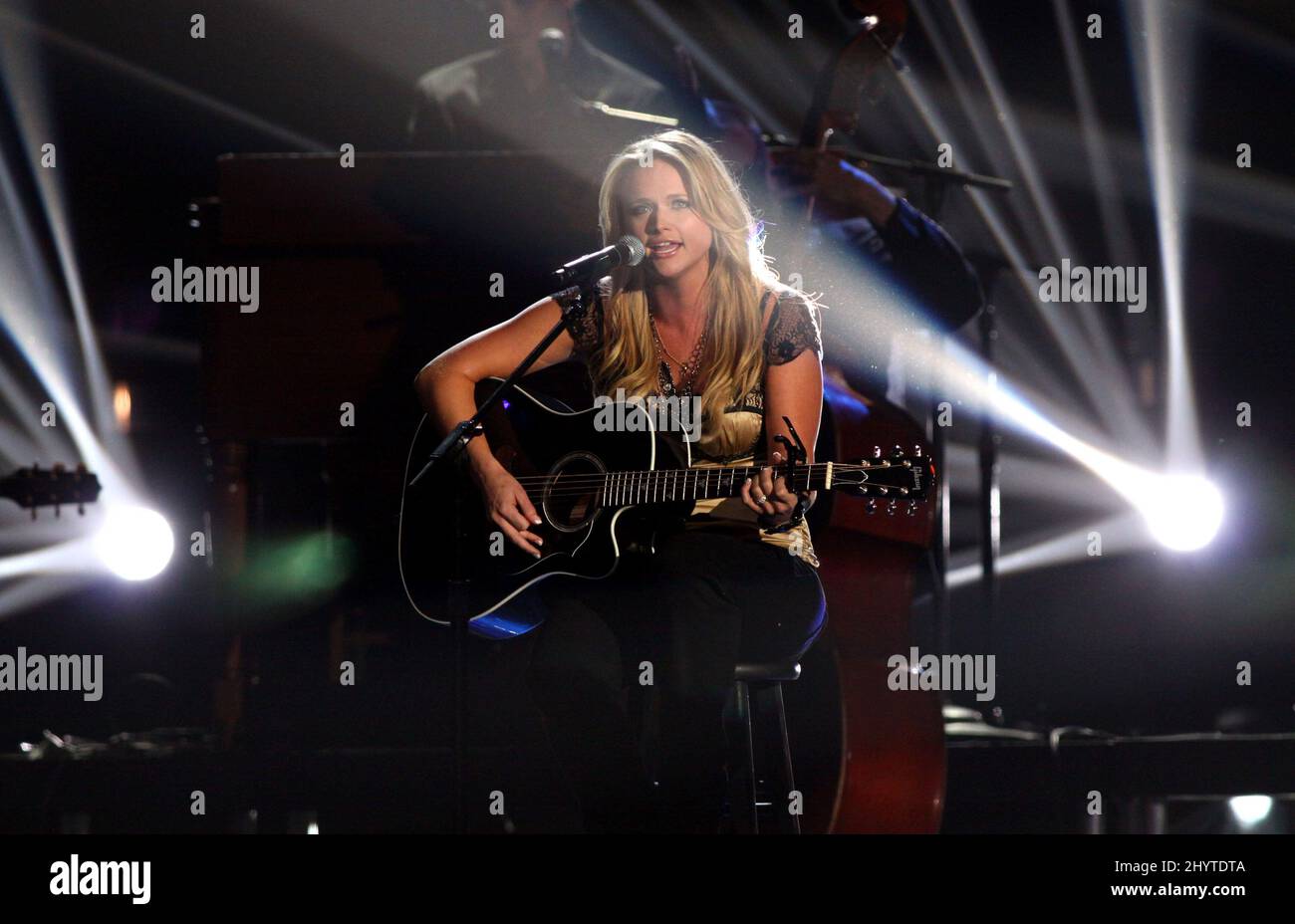 Miranda Lambert se produit sur scène lors des CMA Awards annuels 42nd qui se tiennent au Sommet Centre de Nashville. Banque D'Images