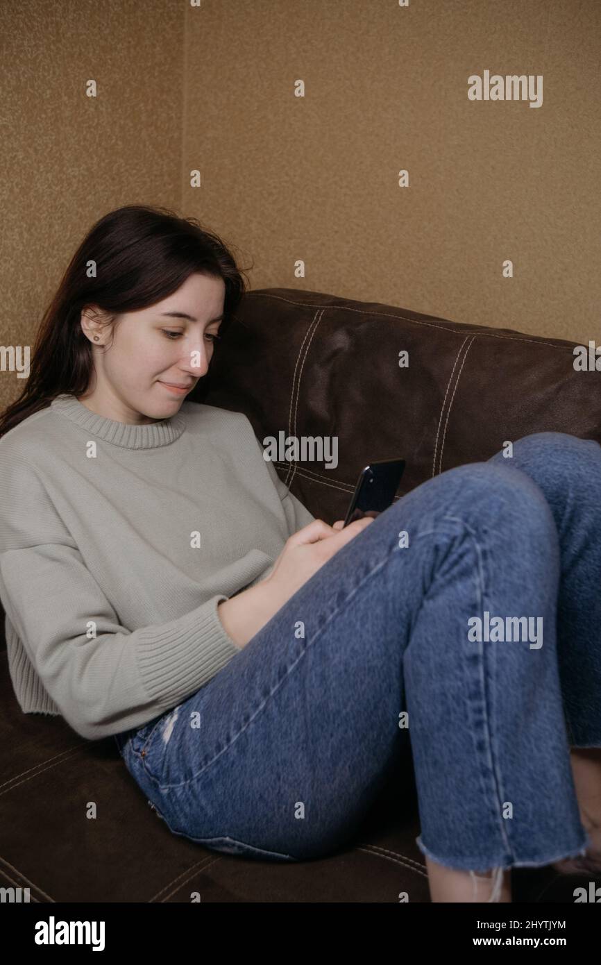 femme ukrainienne indépendante travaillant avec le téléphone à la maison enseignement à distance Banque D'Images