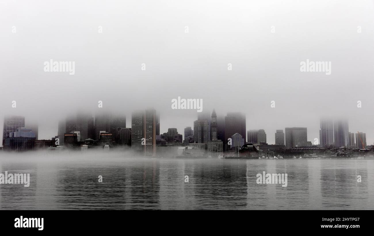 Brouillard d'hiver sur les gratte-ciel du port de Boston Banque D'Images