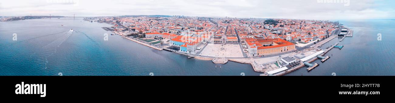 Vue panoramique sur les gratte-ciel de Lisbonne et la place du commerce au crépuscule, au Portugal. Banque D'Images