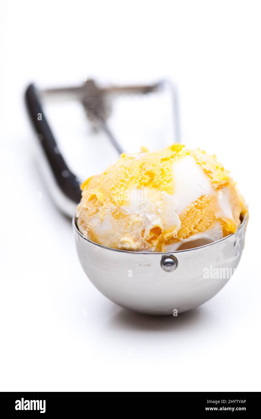 Une cuillère de glace aux fruits isolée sur fond blanc Banque D'Images