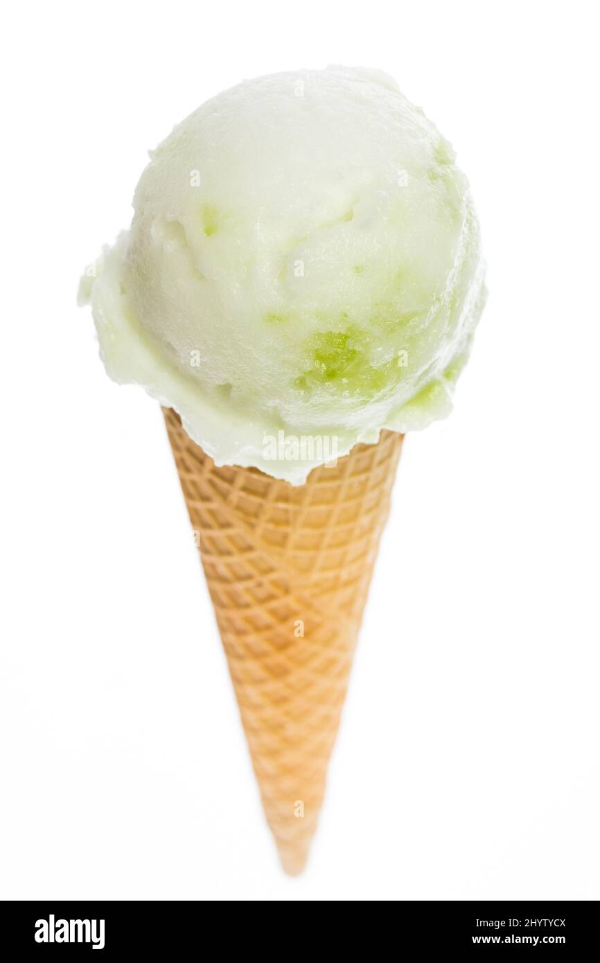 Une cuillère de crème glacée au citron dans un cône de crème glacée isolé sur fond blanc Banque D'Images