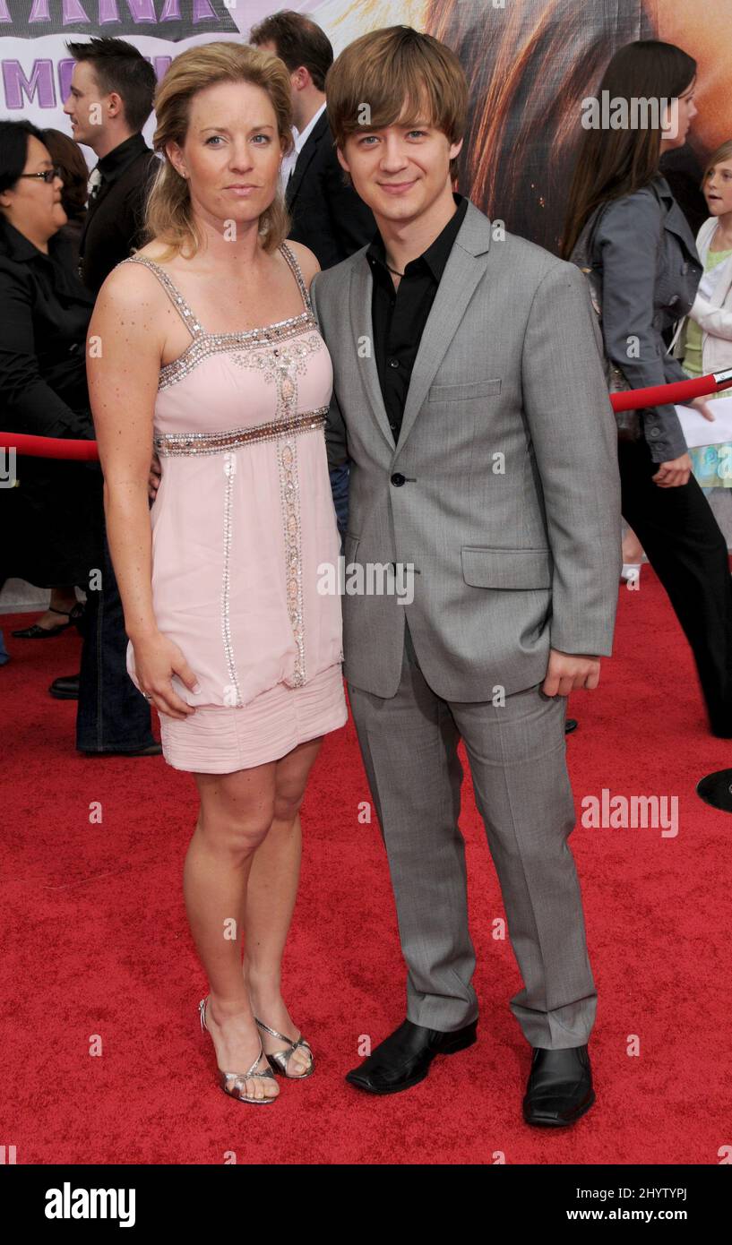 Jason Earles et Jennifer Earles à Hannah Montana: Le film, première mondiale au théâtre El Capitan à Hollywood, Californie. Banque D'Images