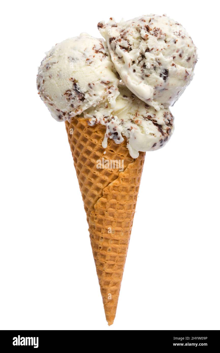 Cône de glace avec trois boules de crème glacée à la stracciatella Banque D'Images
