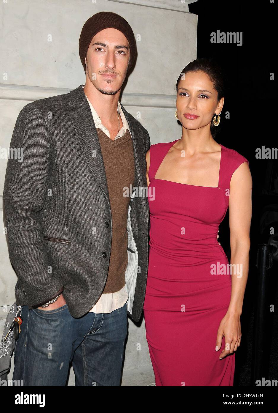Eric Balfour et Leonor Varela arrivent pour la première de Sleep Dealer au Montalban Theatre à Hollywood, Californie, Etats-Unis. Banque D'Images