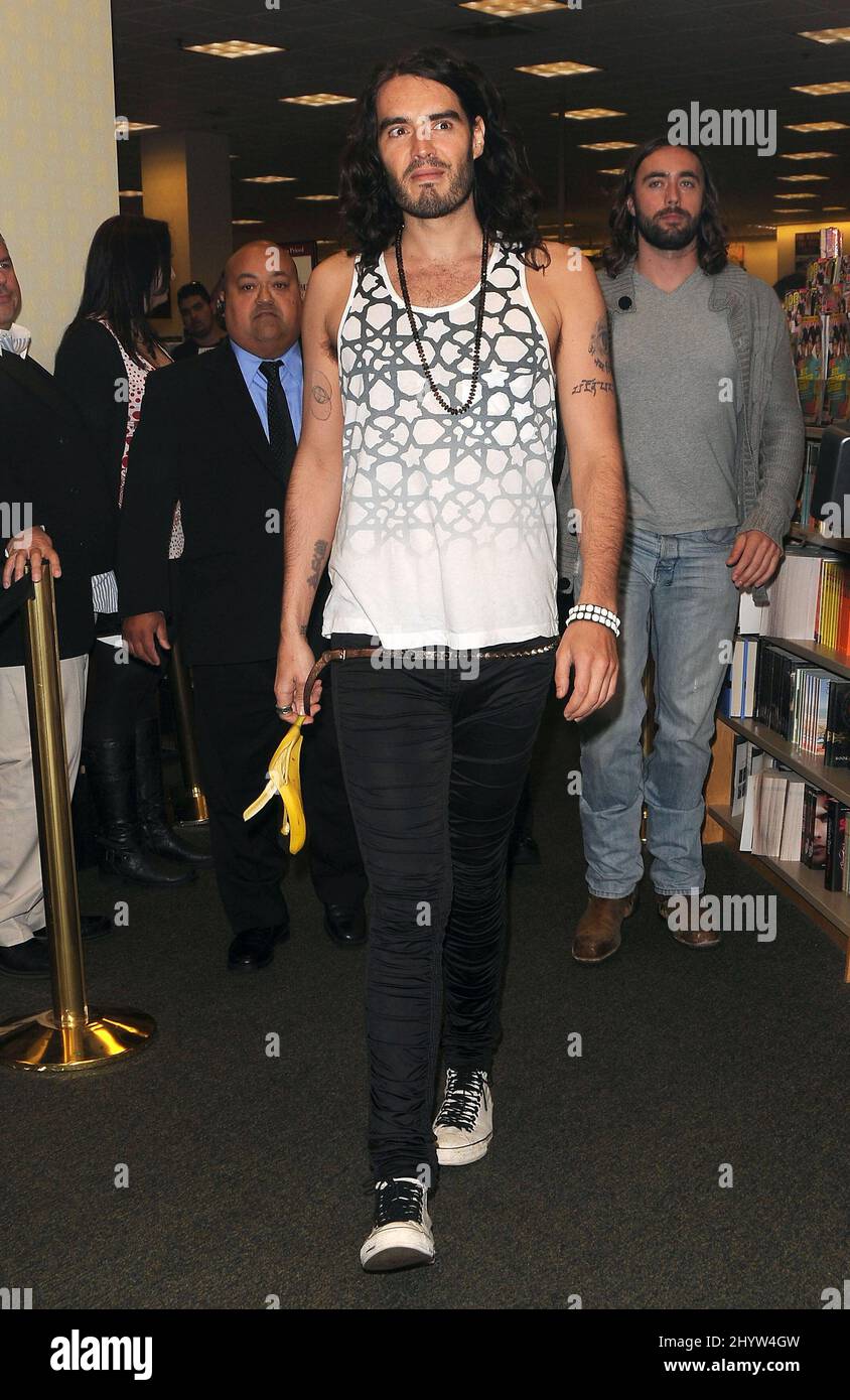 Russell Brand signe des copies de son livre « My Booky Wook » à Barnes & Noble à Los Angeles, CA, le 1 mai 2009. Banque D'Images