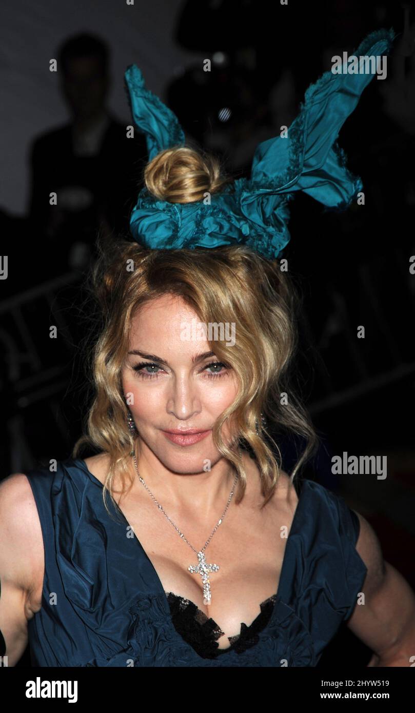 Madonna au modèle comme Muse, incarnant la mode, le Gala du Costume Institute, le Metropolitan Museum, New York, ÉTATS-UNIS Banque D'Images