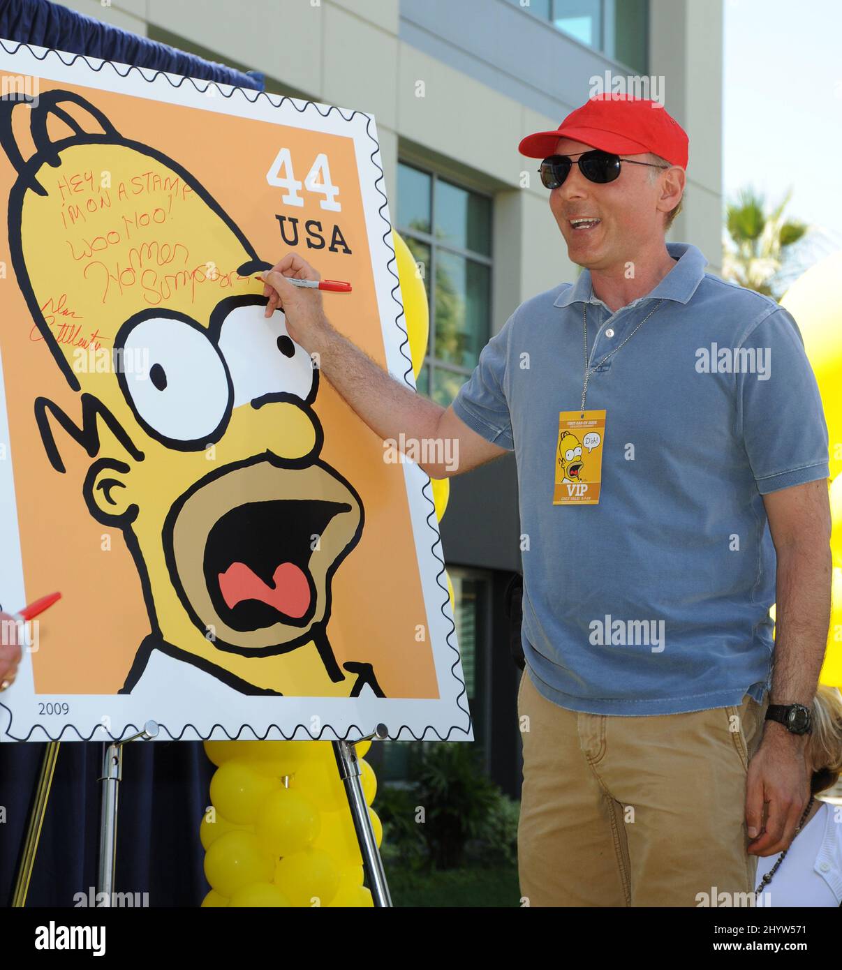 DaN Castellaneta à la cérémonie de dédicace du timbre 'The Simpsons' qui s'est tenue au Fox Studio, Los Angeles Banque D'Images