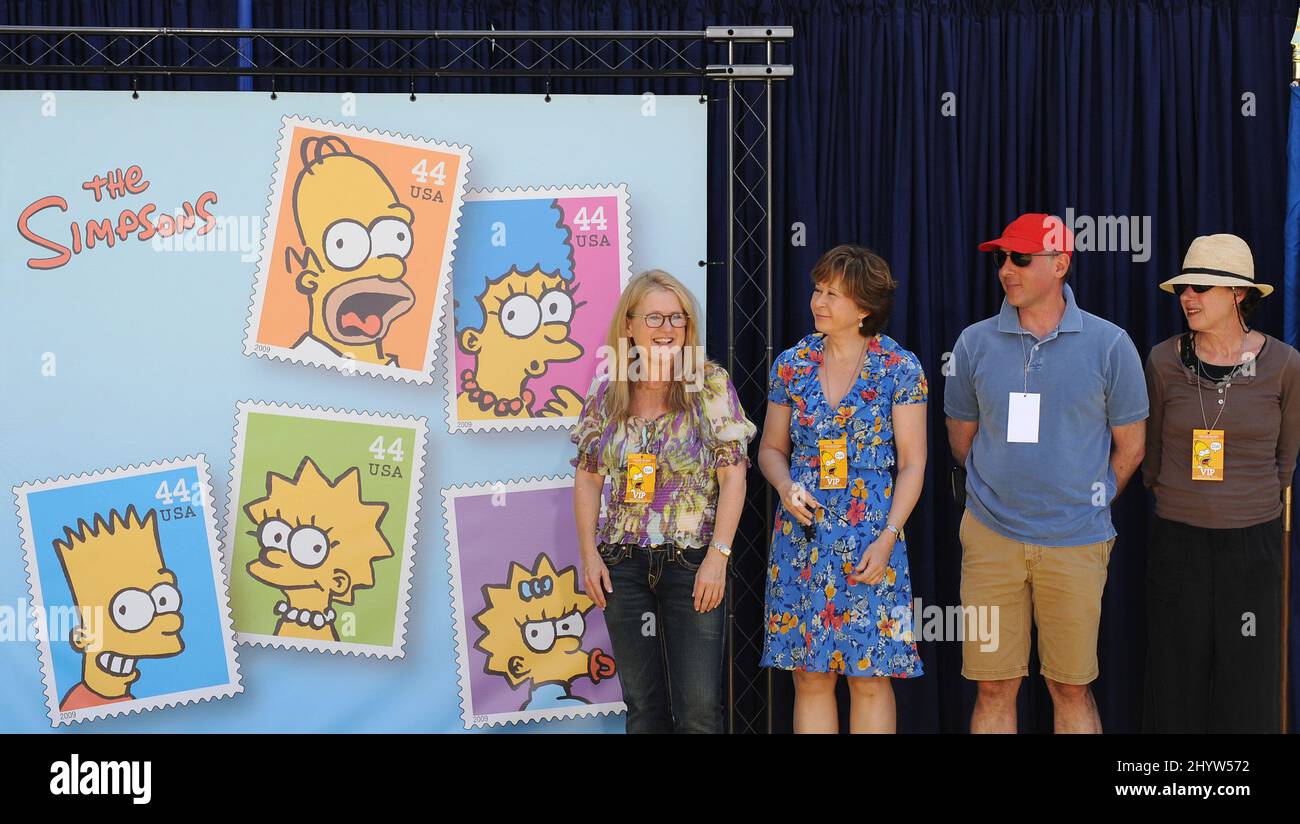 Nancy Cartwright, Yeardley Smith, Dan Castellaneta et Julie Kavner à la cérémonie de dédicace du timbre 'The Simpsonss' tenue au Fox Studio, Los Angeles Banque D'Images