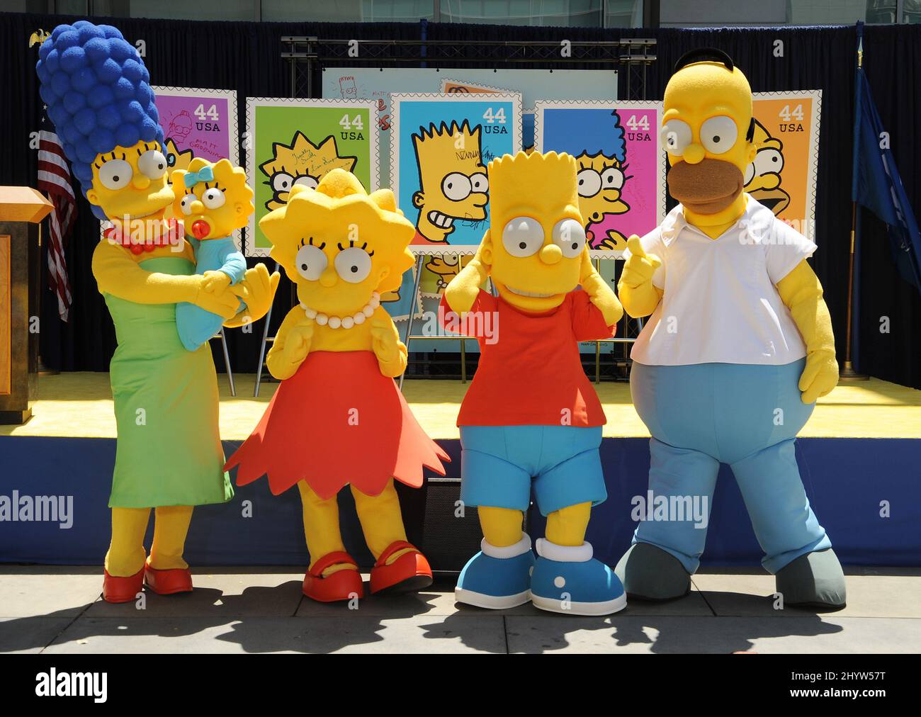 Personnages habillés comme les Simpsons, de gauche à droite, Marge, tenant Maggie, Lisa, Bart et Homer posent à la cérémonie de dédicace du timbre 'The Simpsons' qui s'est tenue au Fox Studio, Los Angeles Banque D'Images
