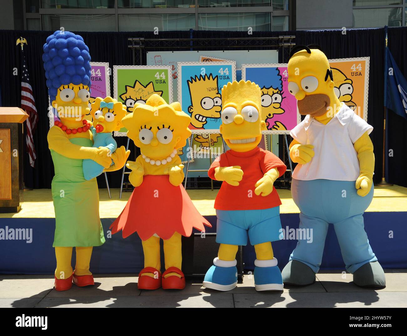 Personnages habillés comme les Simpsons, de gauche à droite, Marge, tenant Maggie, Lisa, Bart et Homer posent à la cérémonie de dédicace du timbre 'The Simpsons' qui s'est tenue au Fox Studio, Los Angeles Banque D'Images