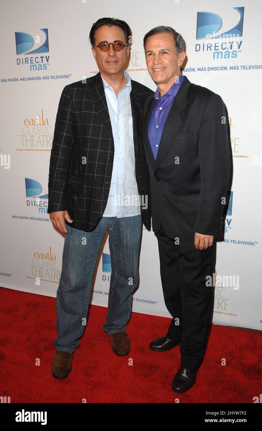 Andy Garcia (à gauche) et Tony Plana au bénéfice « être ou ne pas être... Carlos Menica » pour l'East Los Angeles Classic Theatre à la Conga Room, Los Angeles. Banque D'Images