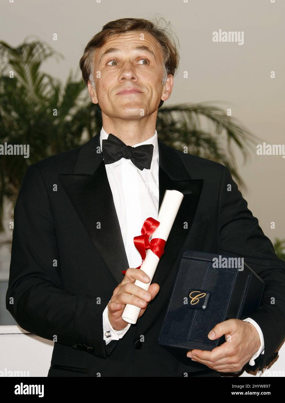 L'acteur autrichien Christoph Waltz pose avec le prix du meilleur acteur qu'il a reçu pour le film "Inglourious Basterds", lors d'un appel photo à la suite de la cérémonie de remise des prix, lors du festival international du film 62nd à Cannes Banque D'Images