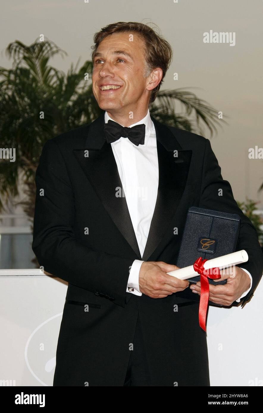 L'acteur autrichien Christoph Waltz pose avec le prix du meilleur acteur qu'il a reçu pour le film "Inglourious Basterds", lors d'un appel photo à la suite de la cérémonie de remise des prix, lors du festival international du film 62nd à Cannes. Banque D'Images