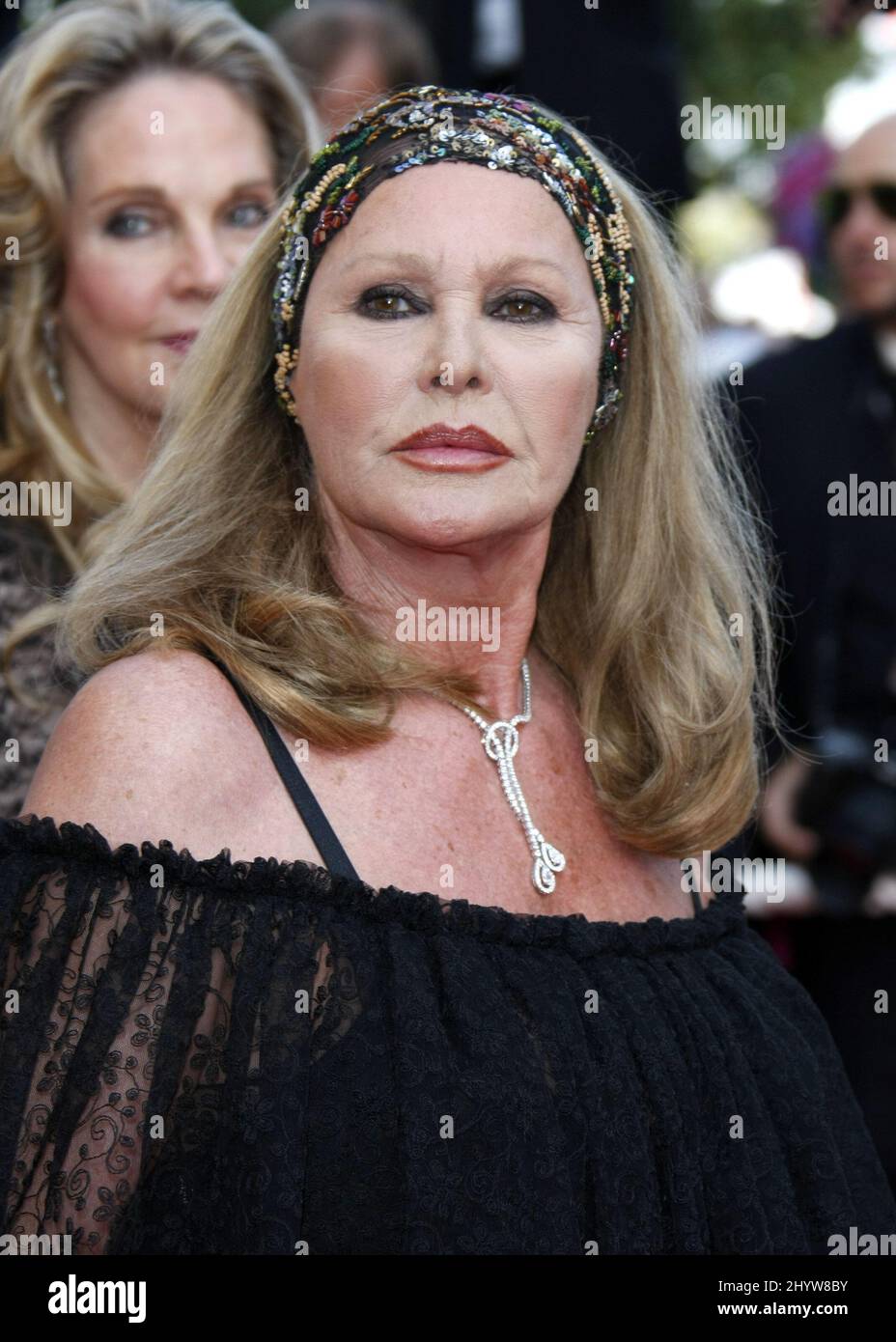 Ursula Andress arrive pour la première du nouveau film Coco Chanel et Igor Stravinsky, pendant le Festival de Cannes, au Palais de Festival de Cannes, France. Banque D'Images