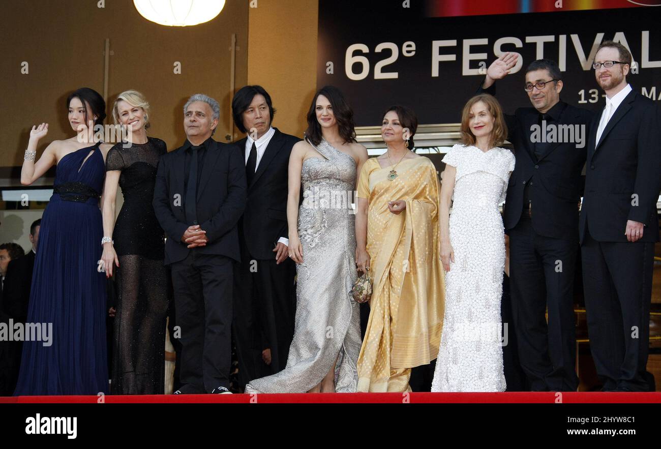 Shu Qi, Robin Wright Penn, Hanif Kureishi, Lee Chang-Dong, Asia Argento, Sharmila Tagore, Isabelle Huppert, Nuri Bilge Ceylan et James Gray arrivent pour la première du nouveau film Coco Chanel et Igor Stravinsky, lors du Festival de Cannes, au Palais de Festival de Cannes, en France. Banque D'Images