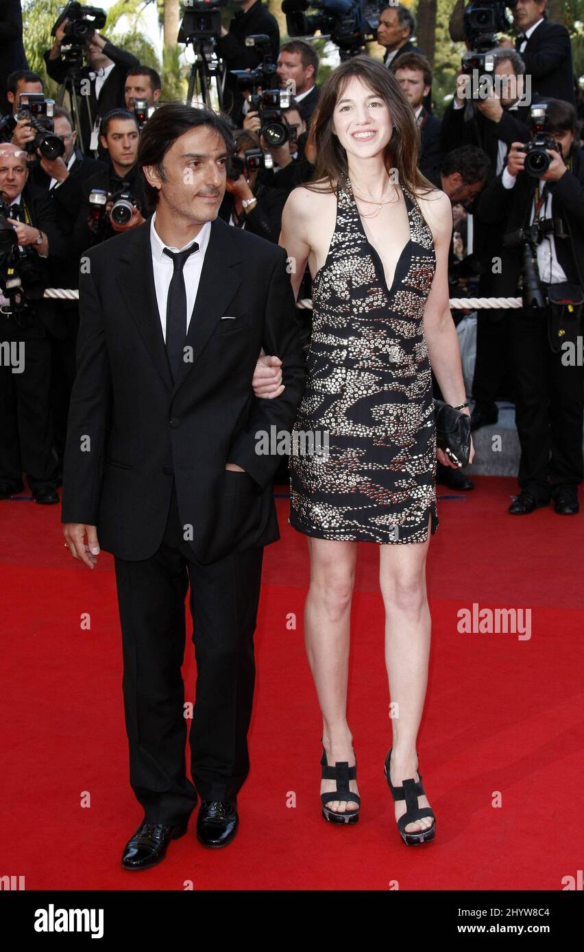 Charlotte Gainsbourg et Yvan Atta arrivent pour la première du nouveau film Coco Chanel et Igor Stravinsky, pendant le Festival de Cannes, au Palais de Festival de Cannes, France. Banque D'Images