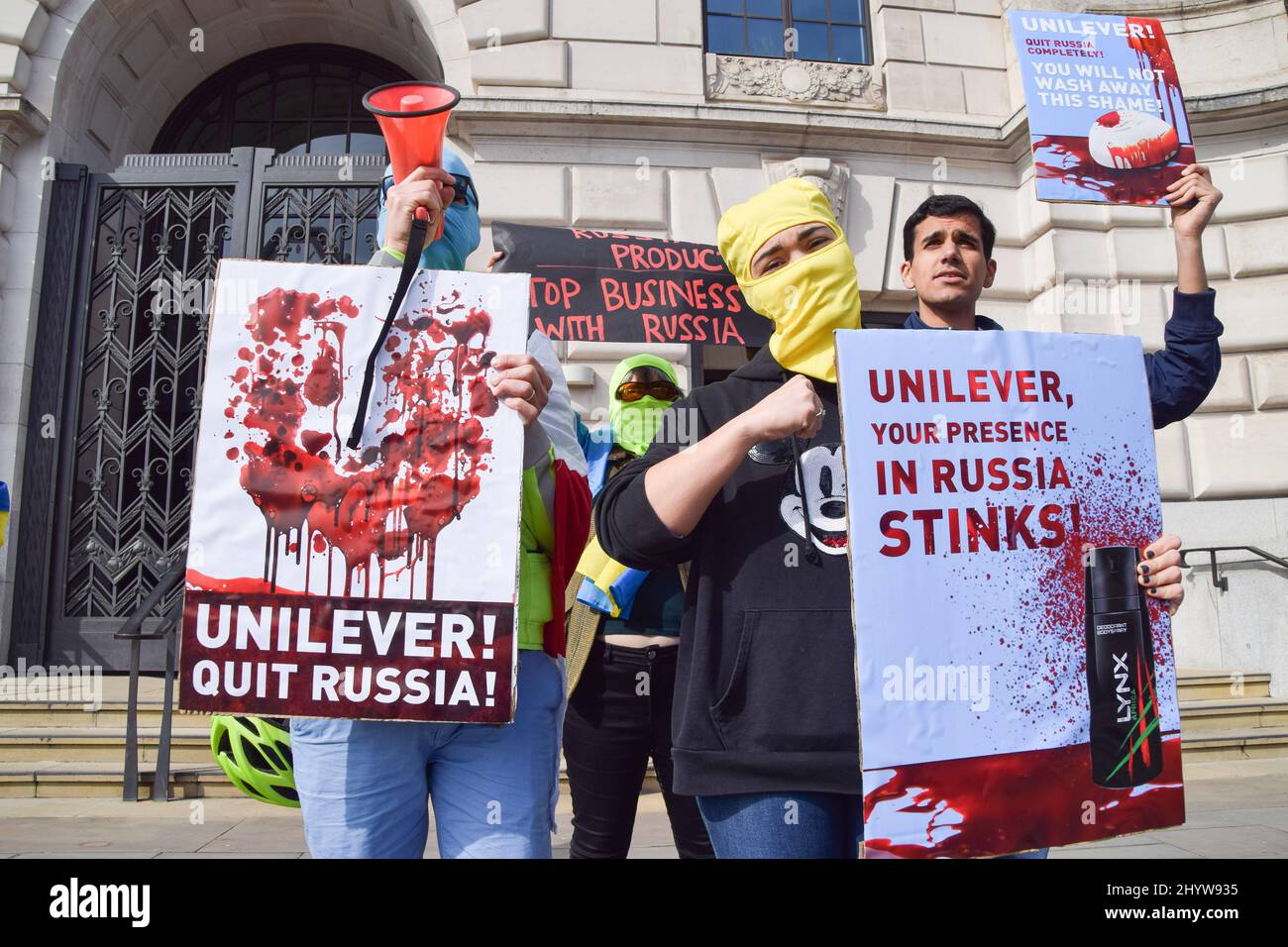 Londres, Angleterre, Royaume-Uni. 15th mars 2022. Les manifestants portant des balaclaves tiennent des écriteaux devant le siège d'Unilever. Des manifestants se sont rassemblés devant le siège d'Unilever à Victoria Embankment pour exiger que l'entreprise cesse de faire des affaires en Russie, alors que la guerre en Ukraine se poursuit. (Credit image: © Vuk Valcic/ZUMA Press Wire) Credit: ZUMA Press, Inc./Alamy Live News Banque D'Images