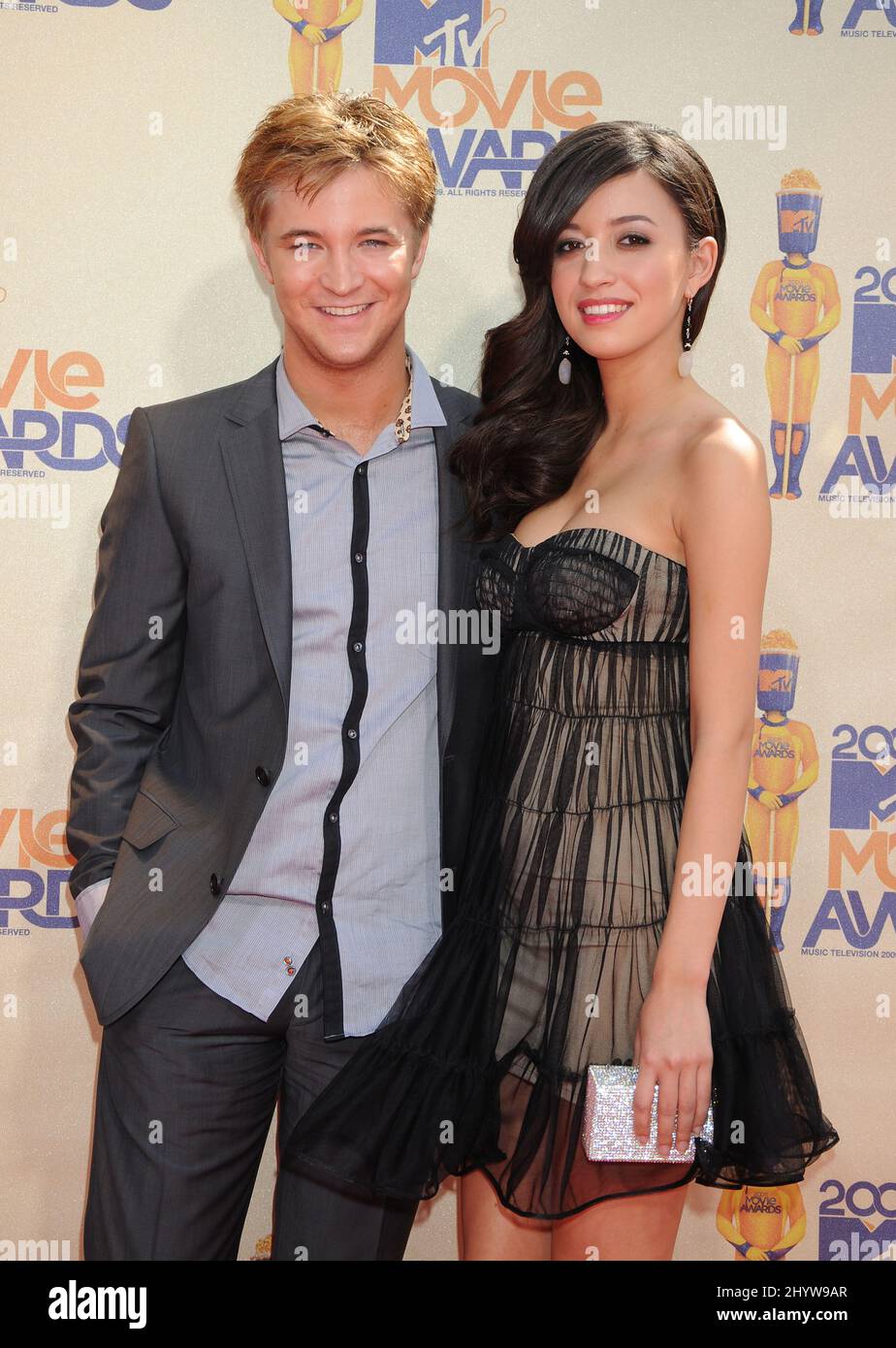 Michael Welch et Christian Serratos arrivent pour les MTV Movie Awards 2009 au Gibson Amphitheater, Universal City, Los Angeles. Banque D'Images