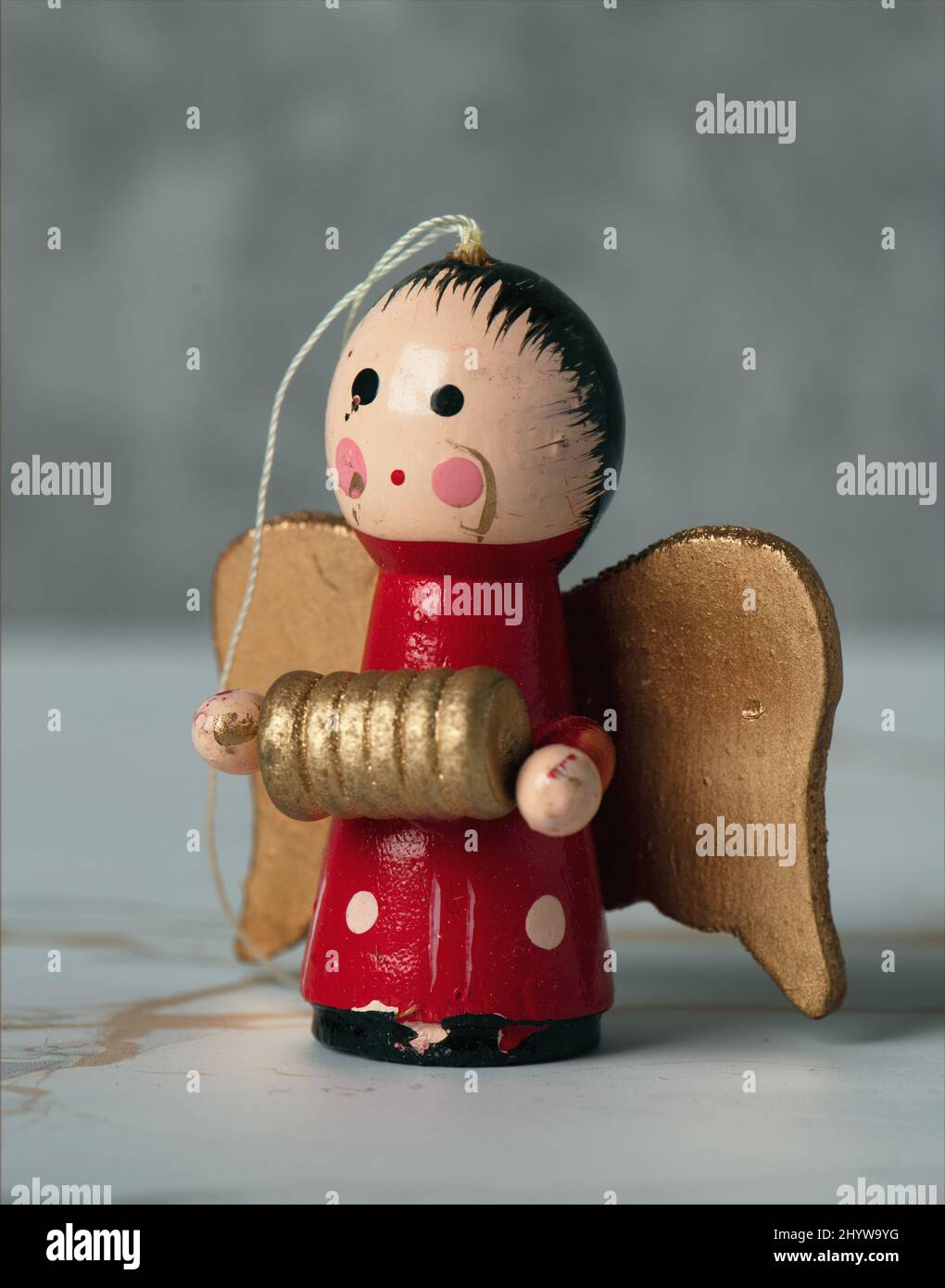 Ange en bois avec ailes décoration d'arbre de Noël, profondeur de champ étroite Banque D'Images