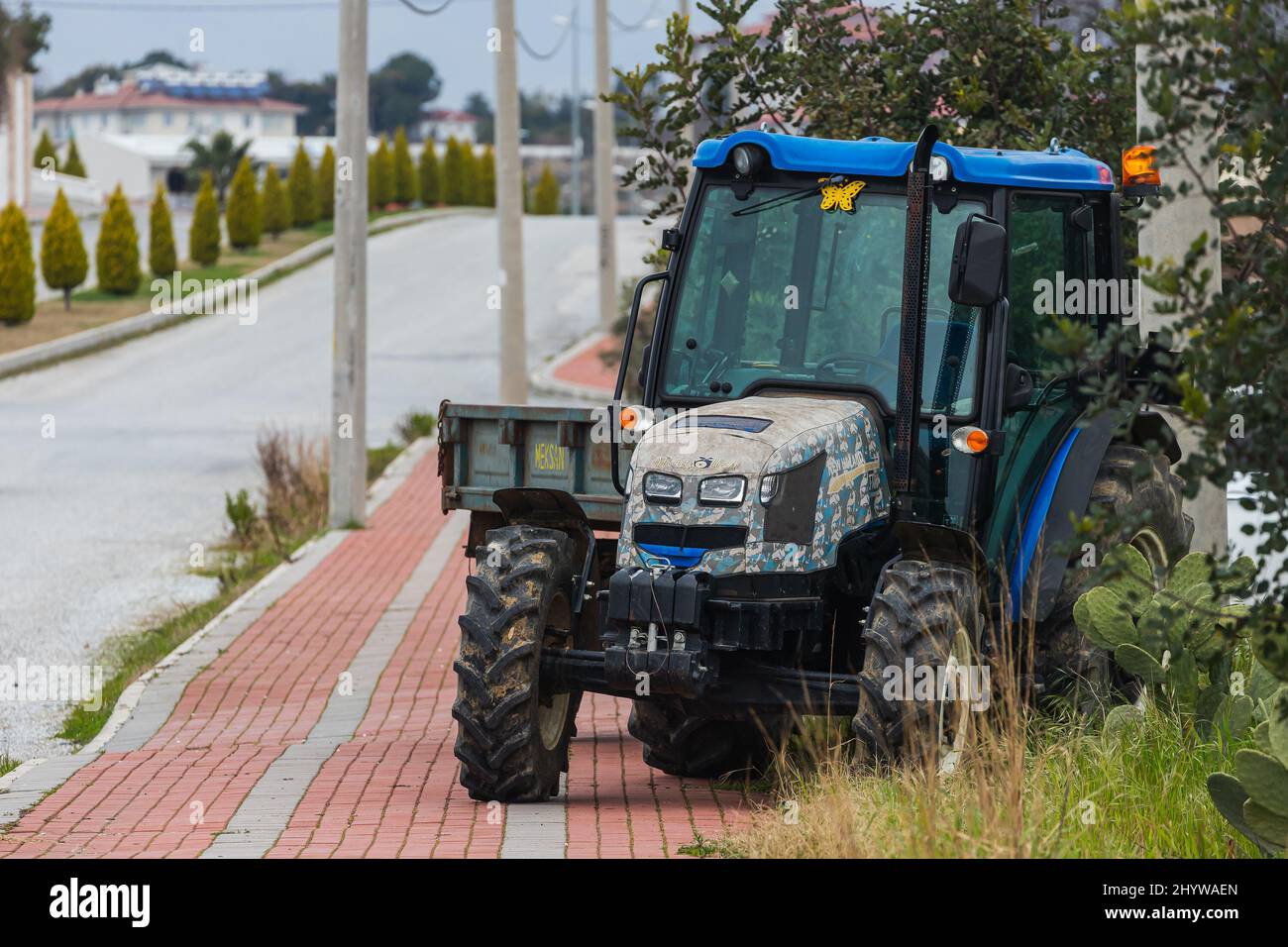 Side; Turquie – 23 2022 février : Blue Tractor est stationné dans la rue par une chaude journée d'été Banque D'Images