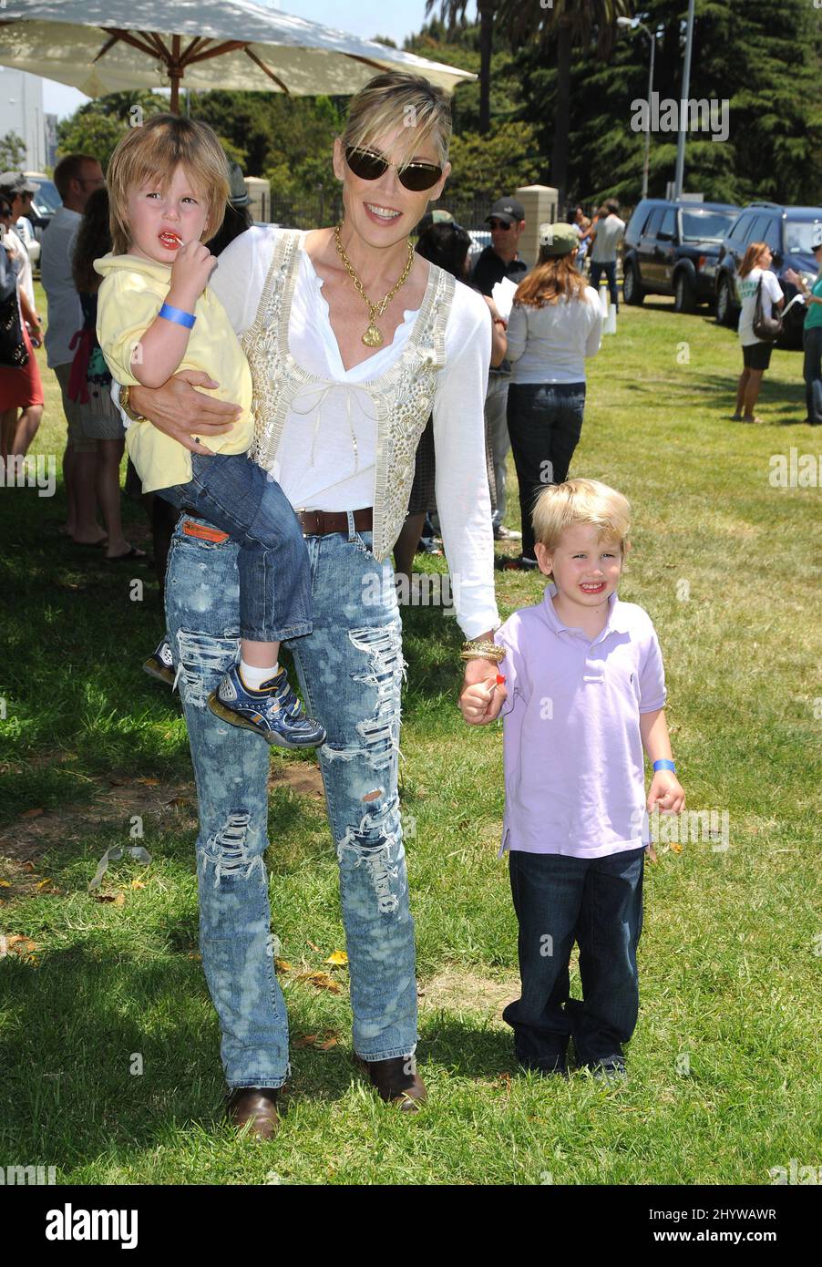 Sharon Stone avec ses fils Laird Vonne Stone et Quinn Kelly Stone à la Elizabeth Glaser Pediatric AIDS Foundation 20th Carnaval de la célébrité « Un temps pour les héros », qui s'est tenu au Wadsworth Theatre, en Californie. Banque D'Images