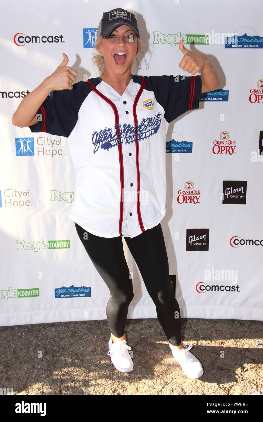 Julianne Hough au concours annuel de softball de la ville de Hope Celebrity 19th, qui s'est tenu au Greer Stadium, Nashville, Tennessee Banque D'Images