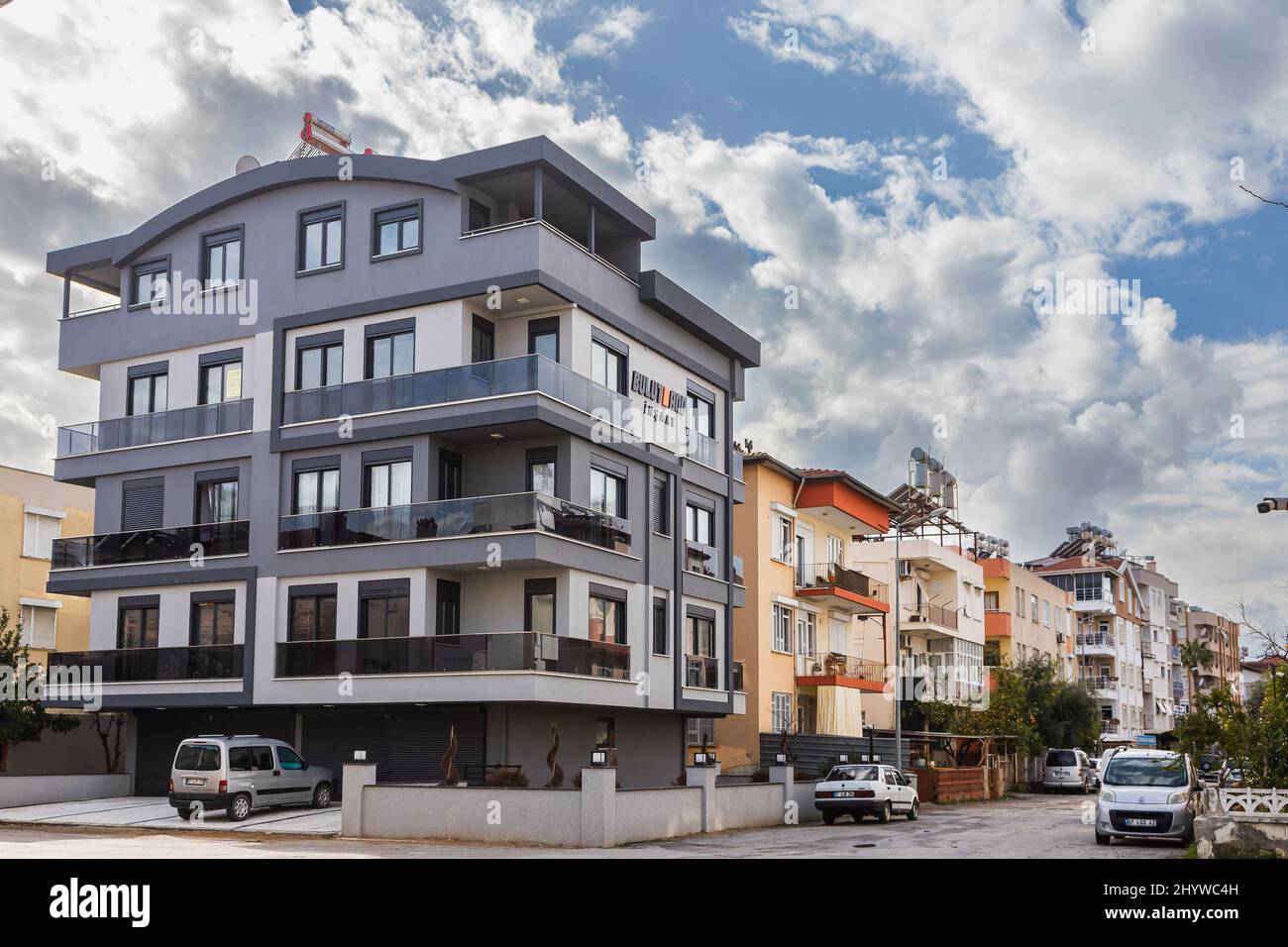 Side; Turquie – février 20 2022: Rue résidentielle avec voitures garées Banque D'Images