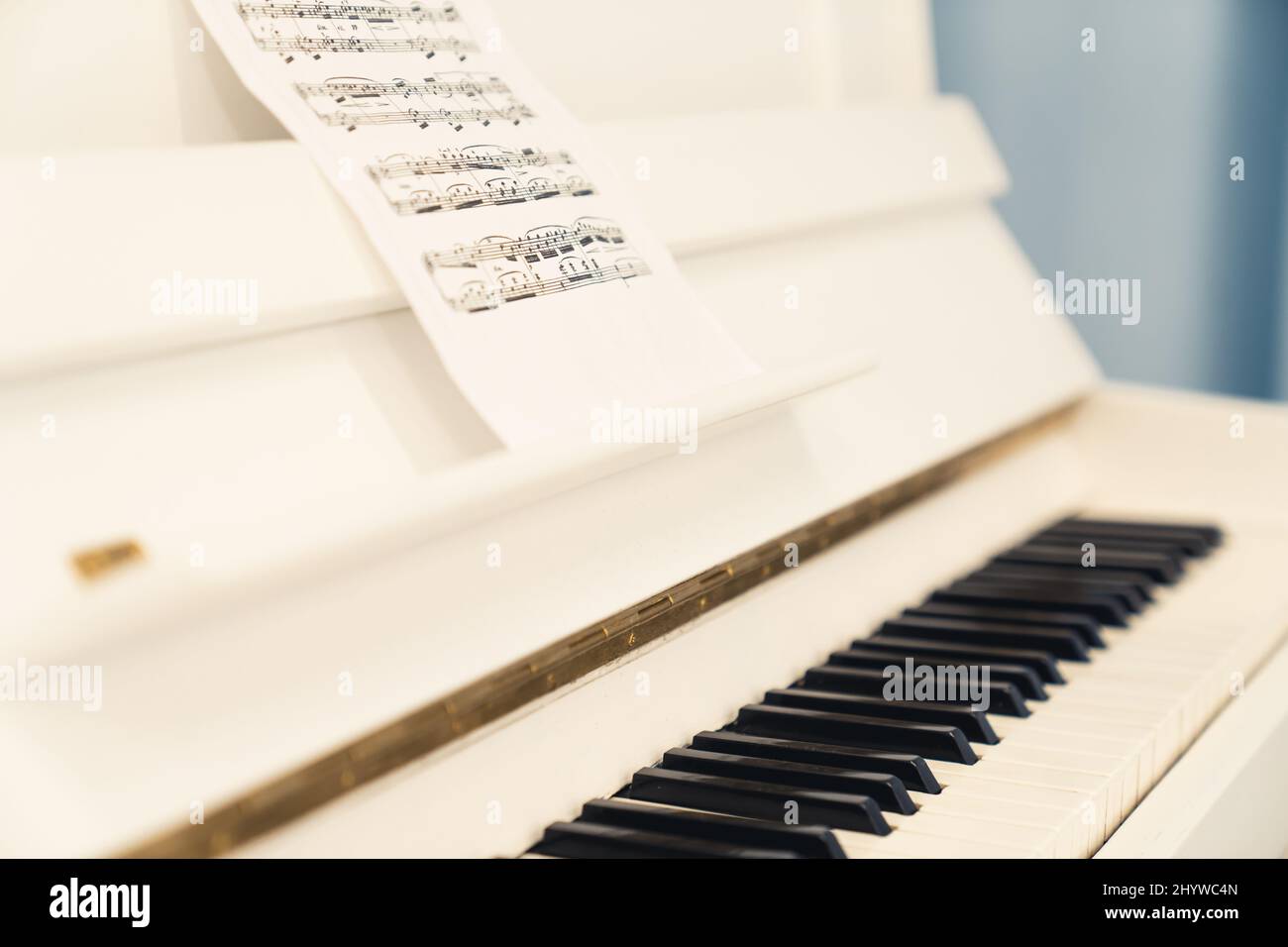 Piano blanc et fond musical avec accent sélectif et accent particulier sur le concept de musique classique. Photo de haute qualité Banque D'Images