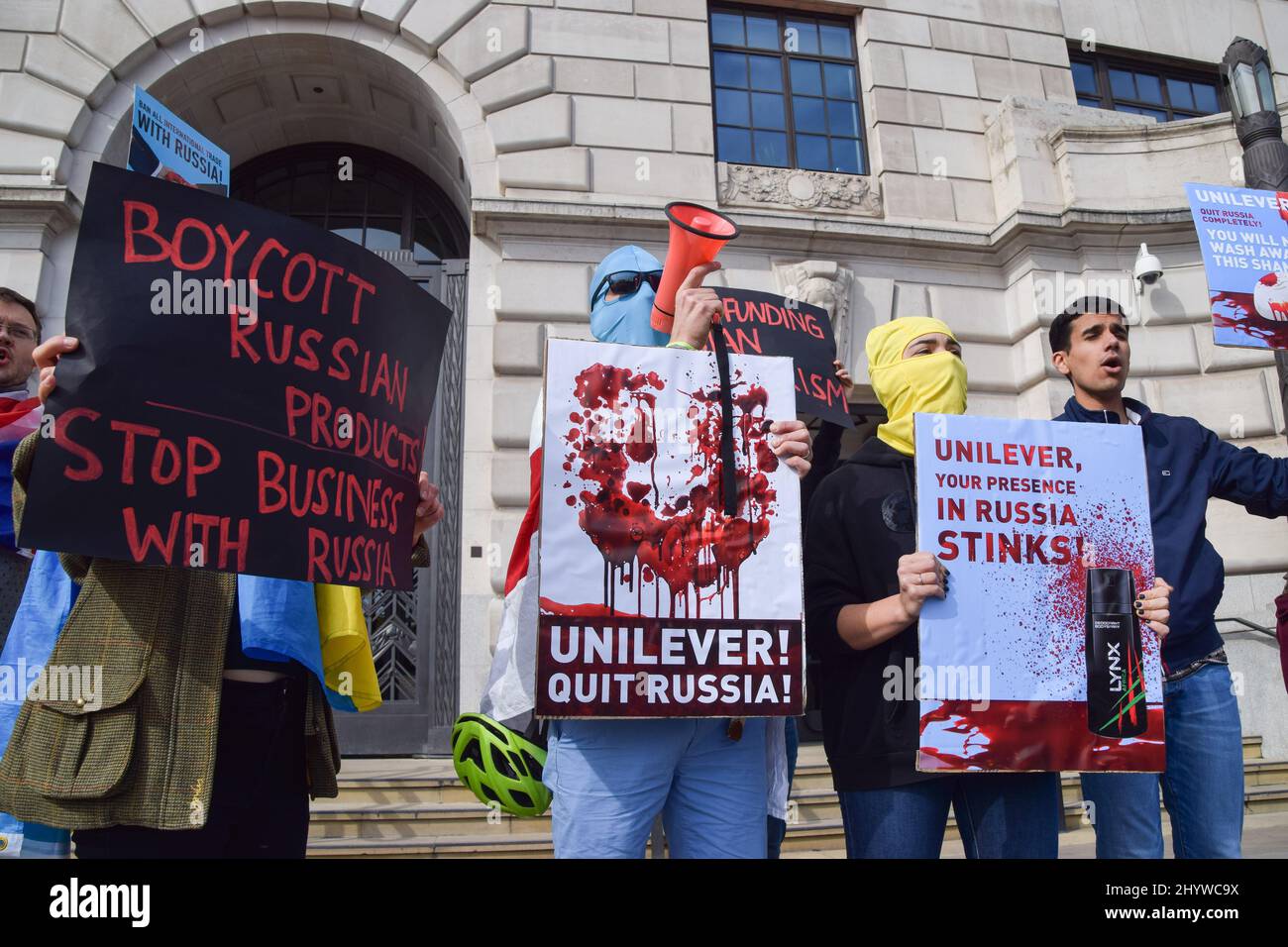 Londres, Royaume-Uni. 15th mars 2022. Des manifestants se sont rassemblés devant le siège d'Unilever à Victoria Embankment pour exiger que l'entreprise cesse de faire des affaires en Russie, alors que la guerre en Ukraine se poursuit. Credit: Vuk Valcic/Alamy Live News Banque D'Images