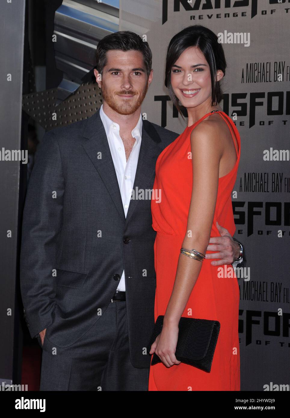 Dave Annable et Odette Yustman à la première de 'Transformers: Revenge of the Fallen' au Mann Village Theatre de Los Angeles. Banque D'Images