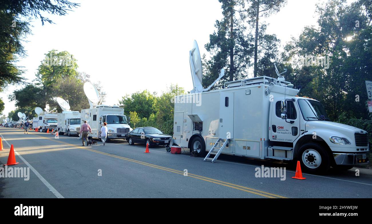 Une vue générale des médias campé à l'extérieur de la maison familiale de Michael Jackson à Encino, Californie. Banque D'Images