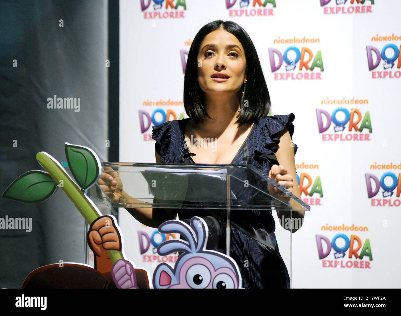 Salma Hayek participe à la célébration du 10th anniversaire de Dora the Explorer, qui a eu lieu au Nickelodeon animation Studio, en Californie. Banque D'Images