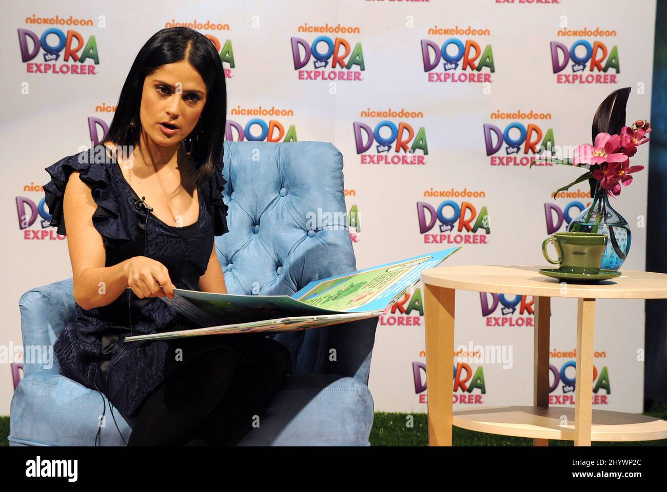 Salma Hayek participe à la célébration du 10th anniversaire de Dora the Explorer, qui a eu lieu au Nickelodeon animation Studio, en Californie. Banque D'Images
