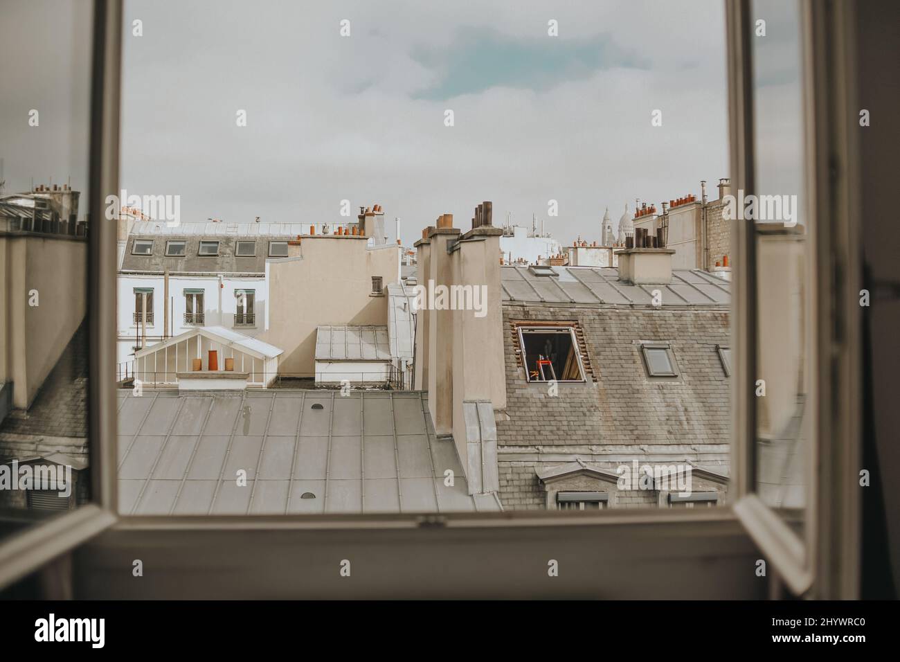 Paris par la fenêtre vue panoramique depuis une fenêtre en France Photo  Stock - Alamy