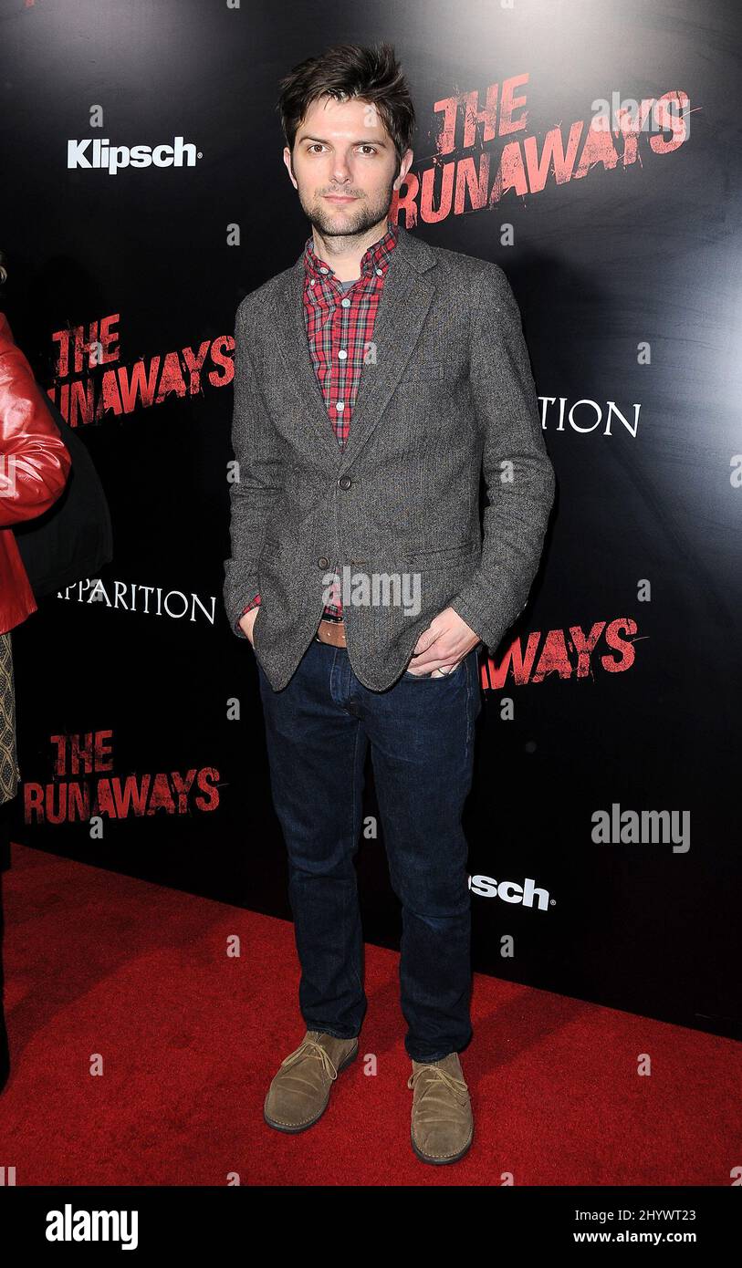 Adam Scott lors de la première « The Runaways » qui a eu lieu aux cinémas ArcLight de Los Angeles Banque D'Images
