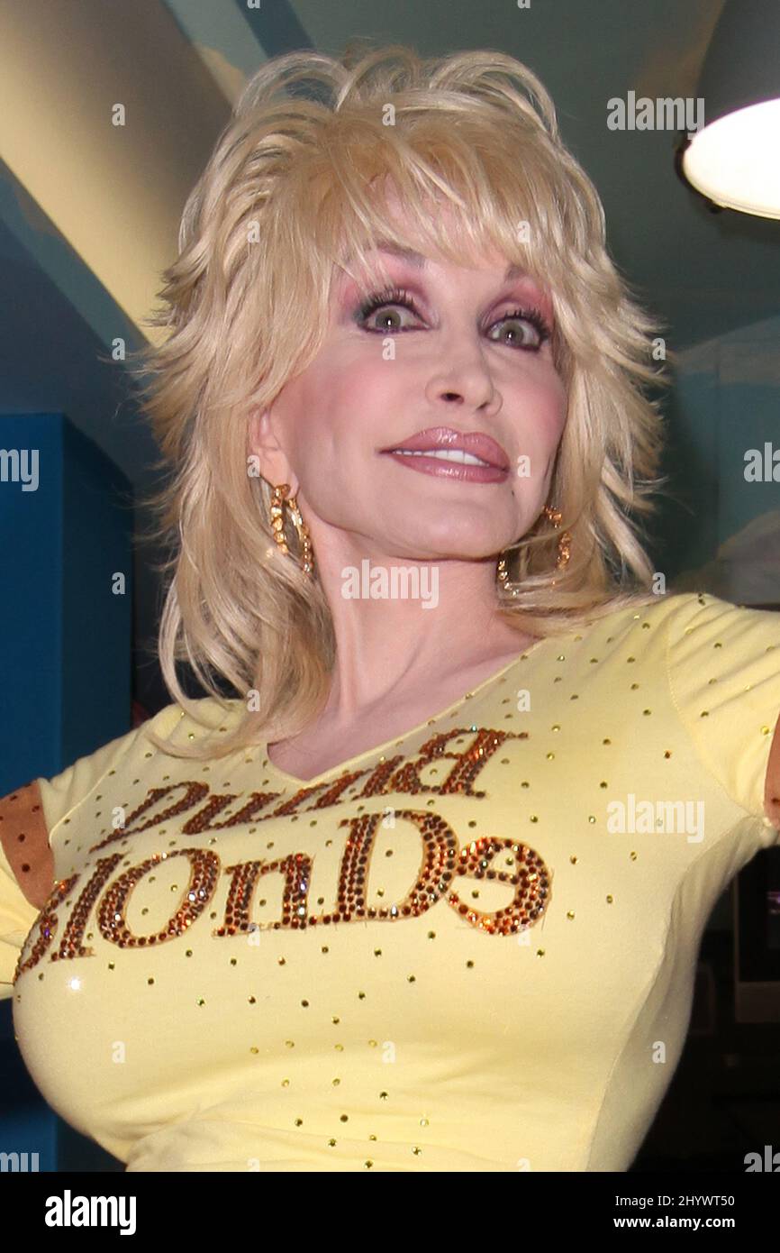 Dolly parton dolly parton ouvre sa nouvelle boutique de bibelots Banque