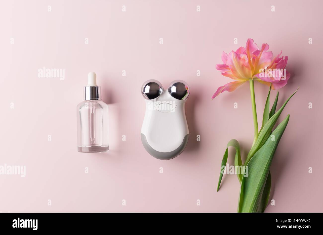 sérum de beauté et appareil de signalisation à microcourant sur fond de couleur Banque D'Images