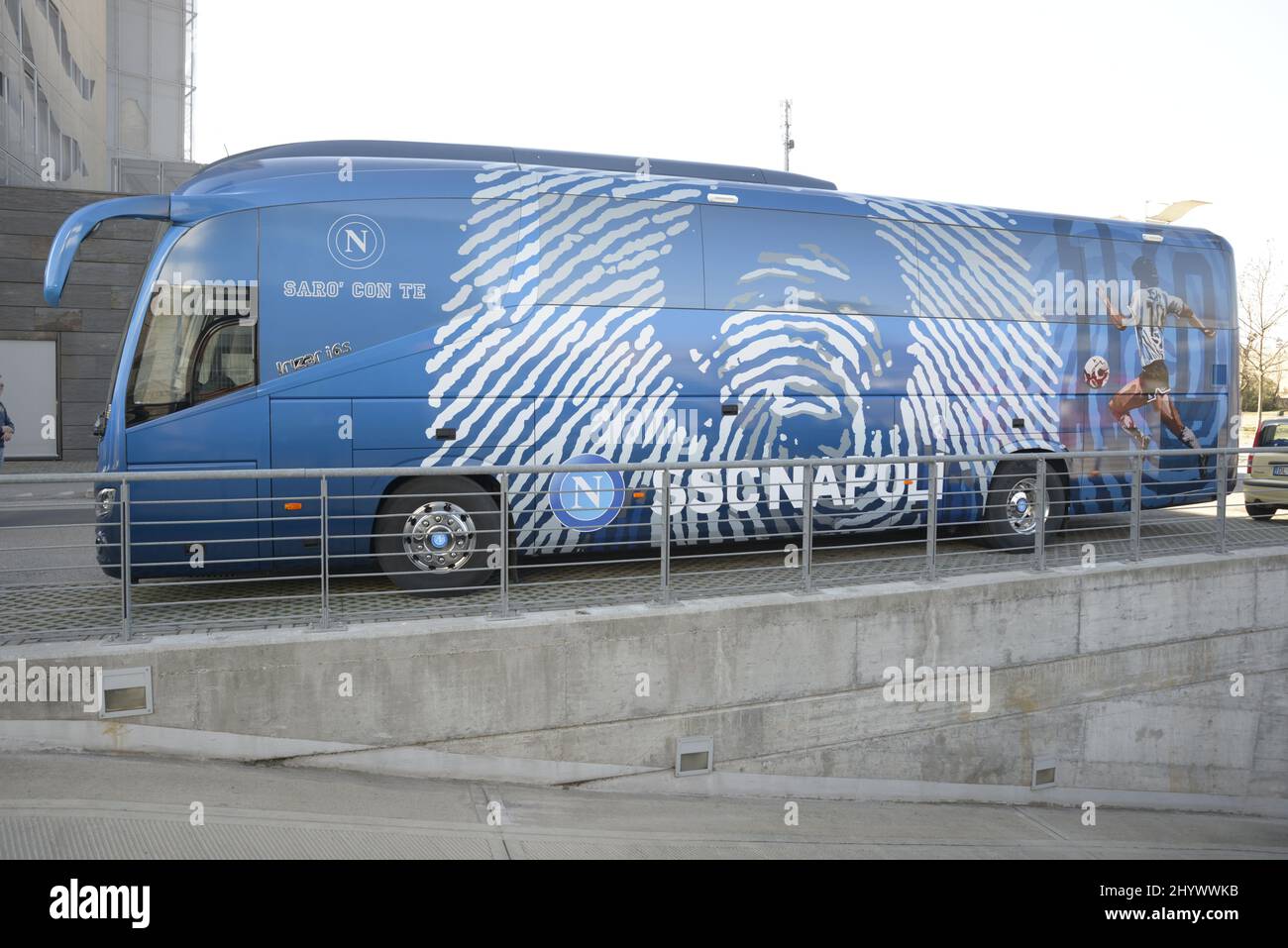 (3/13/2022) le nouveau bus SSC NAPOLI. C'est un véhicule moderne équipé de tout confort avec une ligne moderne et captivante en même temps. Dans le bus, il y a de nombreuses références à Diego Armando Maradona, le plus grand footballeur de tous les temps qui a porté le maillot bleu pendant 7 ans, gagnant deux championnats historiques. Le véhicule a déjà été utilisé pour la première fois à l'occasion du match napolitain contre Barcelone. Il y a aussi une expression culte : « Je serai avec vous », des mots souvent utilisés par les fans pour soutenir l'équipe napolitaine. Il est à espérer que ce nouvel entraîneur apportera du bien à l'équipe bleue aussi bien que de Banque D'Images