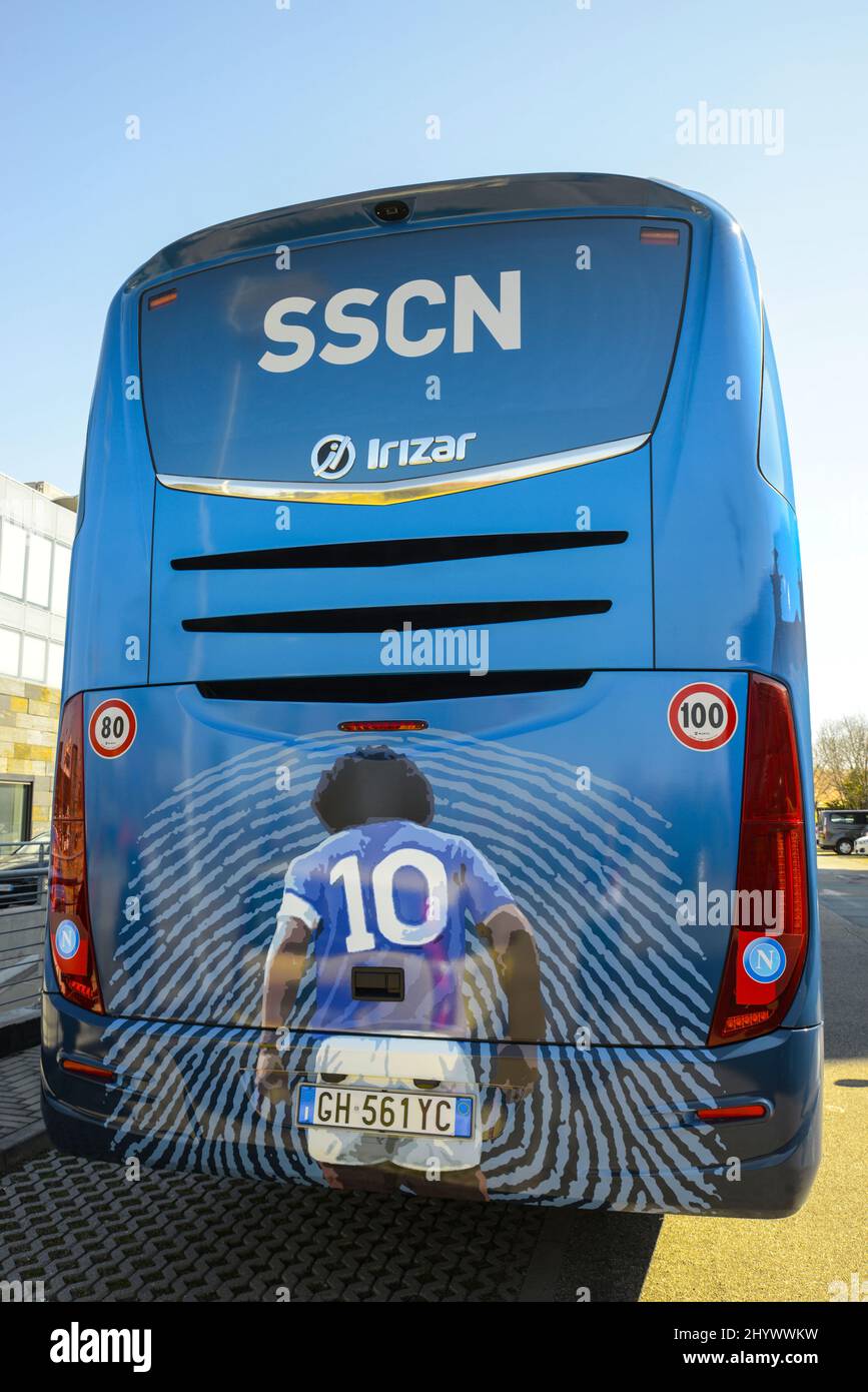 (3/13/2022) le nouveau bus SSC NAPOLI. C'est un véhicule moderne équipé de tout confort avec une ligne moderne et captivante en même temps. Dans le bus, il y a de nombreuses références à Diego Armando Maradona, le plus grand footballeur de tous les temps qui a porté le maillot bleu pendant 7 ans, gagnant deux championnats historiques. Le véhicule a déjà été utilisé pour la première fois à l'occasion du match napolitain contre Barcelone. Il y a aussi une expression culte : « Je serai avec vous », des mots souvent utilisés par les fans pour soutenir l'équipe napolitaine. Il est à espérer que ce nouvel entraîneur apportera du bien à l'équipe bleue aussi bien que de Banque D'Images