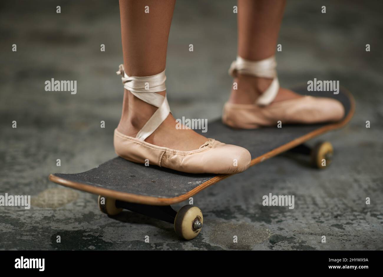 Grâce sur les roues. Image rognée d'une femme en ballerines sur un skateboard. Banque D'Images