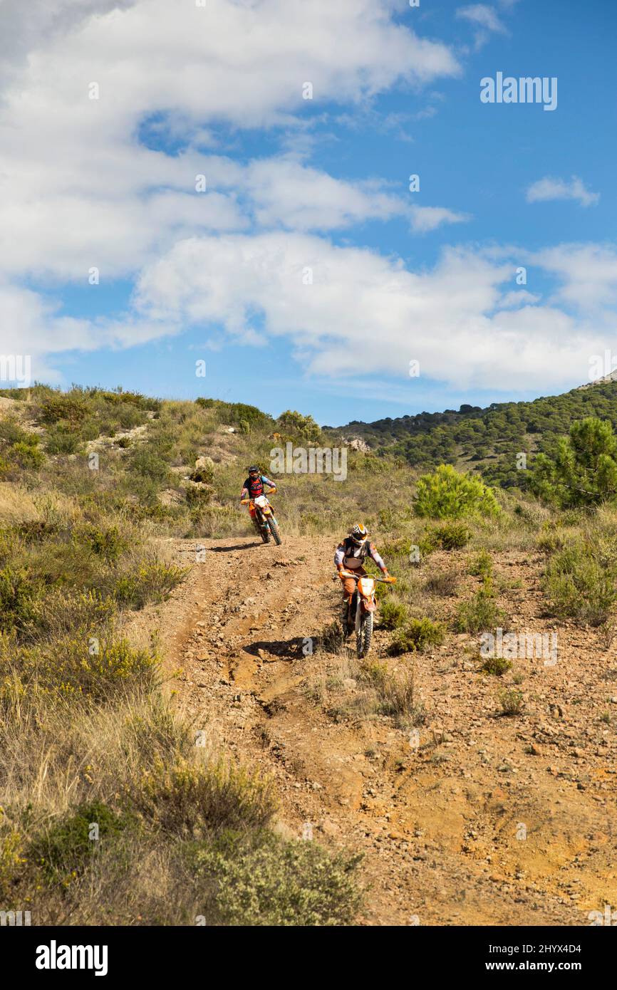 Motards s'amuser en moto tout-terrain sur Andalusia Hills - Malaga - Espagne Banque D'Images