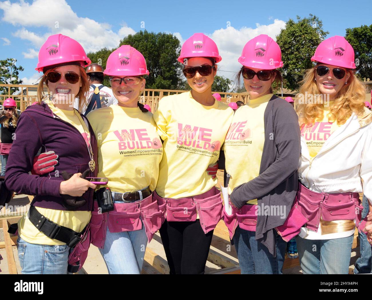 Molly Burnett, Judi Evans, Nadia Bjorlin, Crystal Chappell et Rebecca Holden pendant le projet « Habitat pour l'humanité », aider à construire un logement abordable dans la vallée de San Fernando, en Californie Banque D'Images