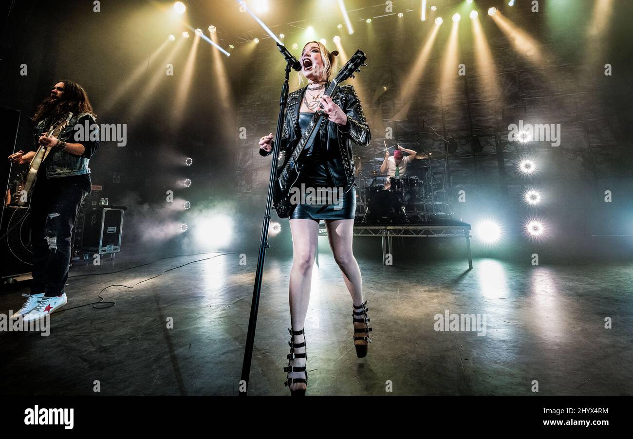 Lzzy Hale de Halestorm se présentant en direct lors d'un concert de rock au Shepherd's Bush Empire à Londres le 13 mars 2022 Banque D'Images