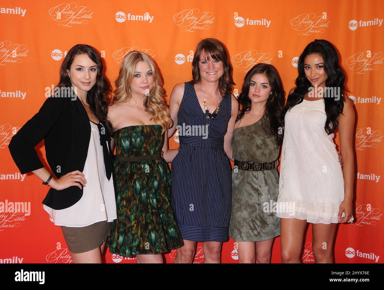 Toian Avery Bellisario, Ashley Benson, Sara Shepard, Lucy Hale et Shay Mitchell pendant la série télévisée de la famille ABC « Pretty Little liars » Cast Book Signing à Barnes & Noble à The Grove, Californie Banque D'Images