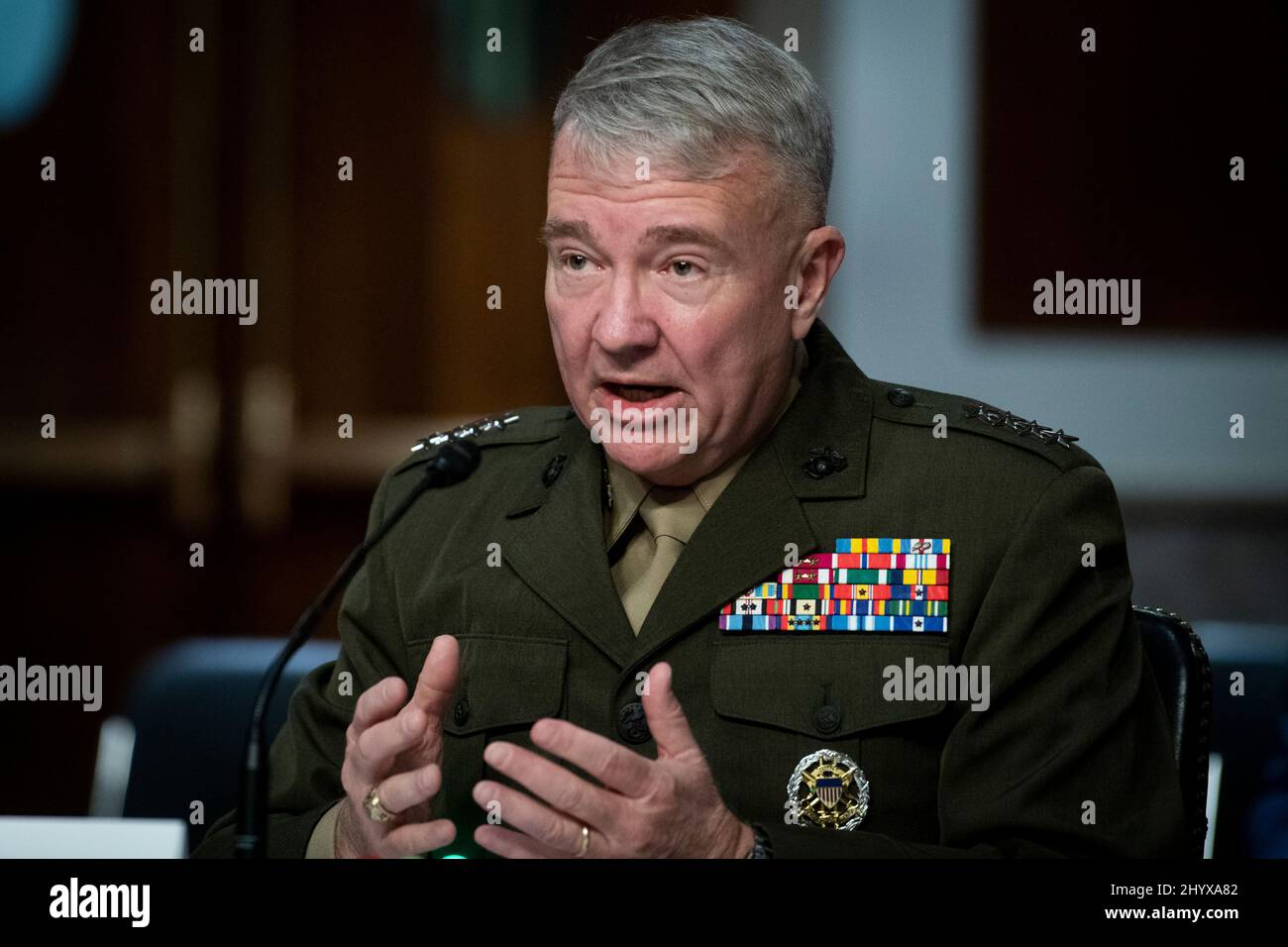 Washington, DC, le mardi 15 mars 2022. Le général Kenneth McKenzie, commandant du Commandement central des États-Unis, comparaît devant une audience du Comité sénatorial des services armés pour examiner la position du Commandement central des États-Unis et du Commandement de l'Afrique des États-Unis, dans l'édifice Dirksen du Bureau du Sénat à Washington, DC, le mardi 15 mars 2022. Crédit : Rod Lamkey/CNP/MediaPunch Banque D'Images